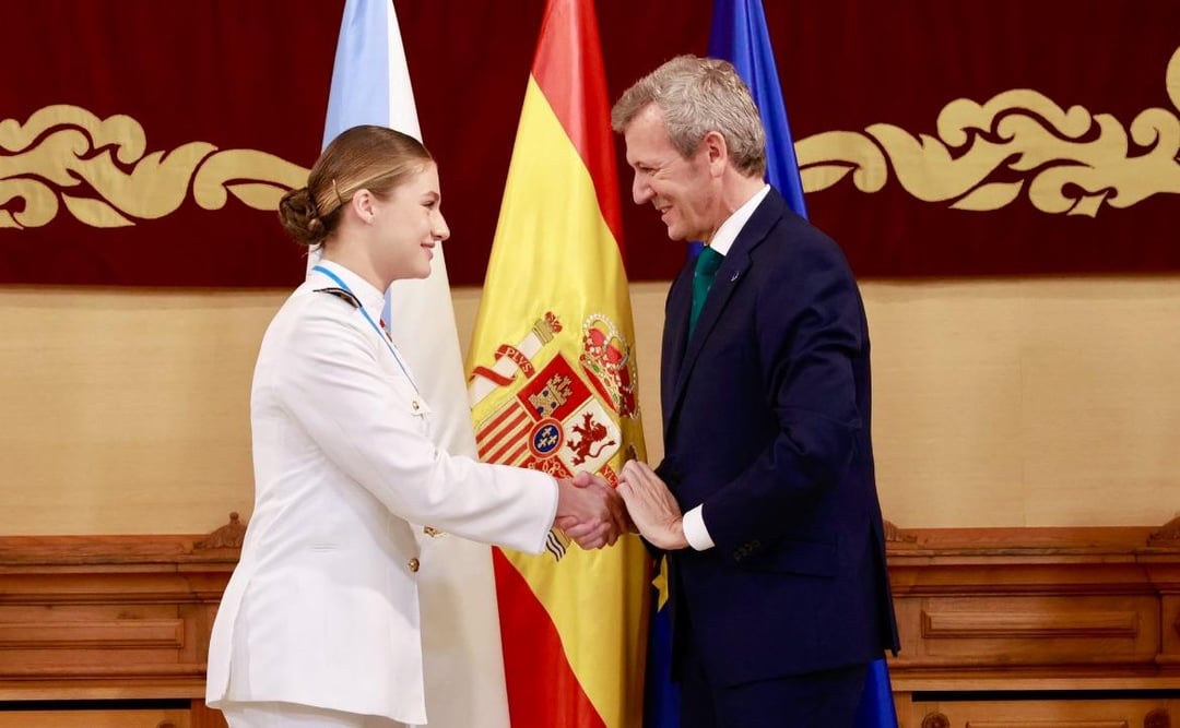 Princess Leonor  receives the Gold Medal of Galicia from the president of the xunta de Galicia, in recognition of her military training at the Marín Naval School