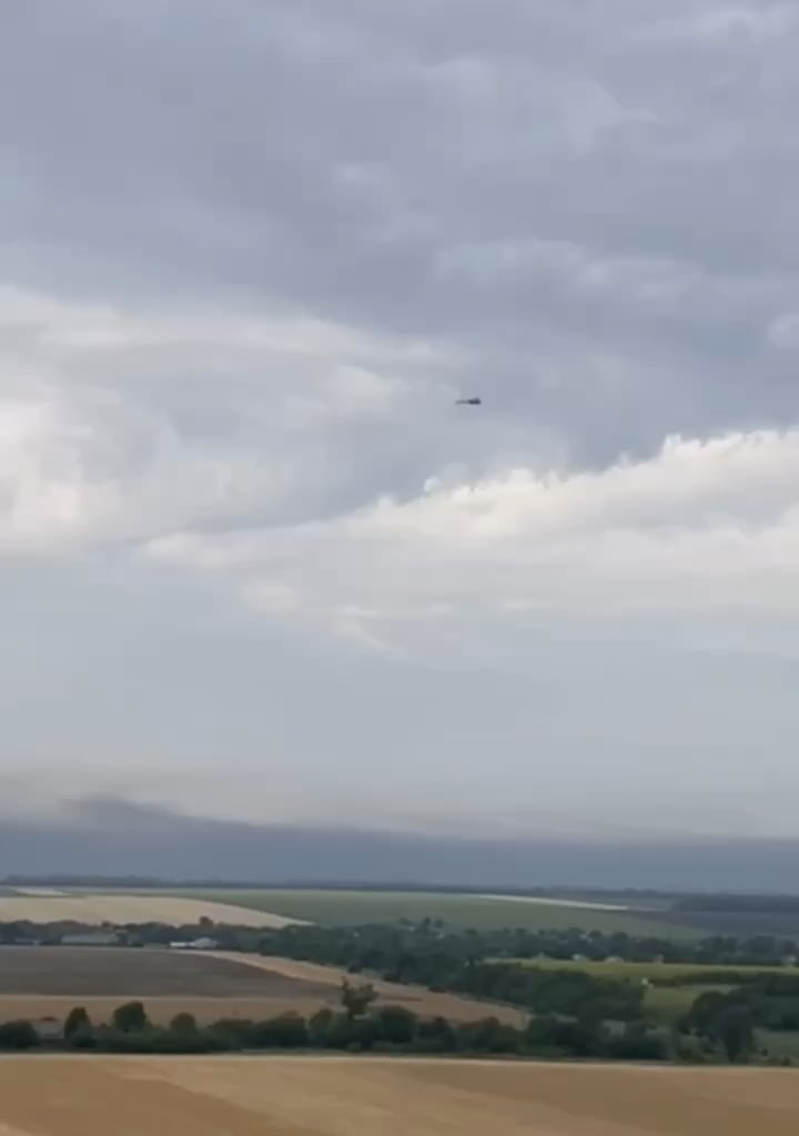 Ukrainian Su-27 firing 2 AGM-88 HARM missiles at Russian emitters, POV from Ukrainian Mi-8, July 2025