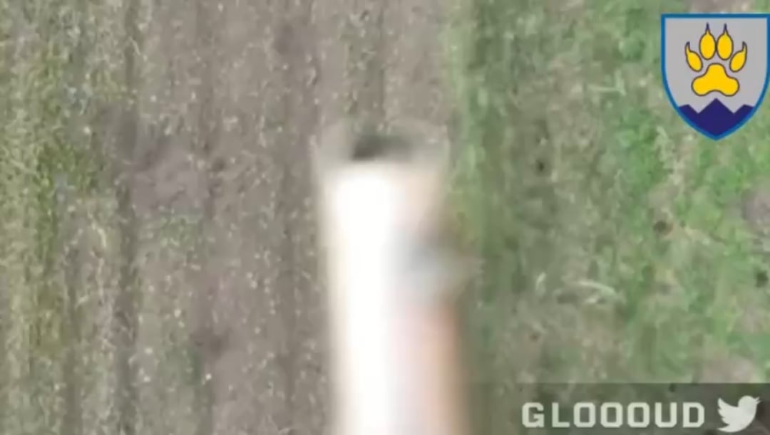 A russian invader gets beheaded by a drone-dropped grenade from Ukraine’s 15th Mountain Assault Battalion