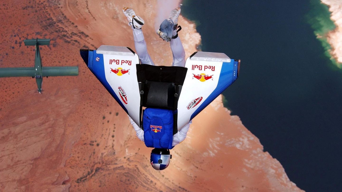 Bevor sich Felix Baumgartner von allem heruntergestürzt hat, was hoch ist, verpflichtete er sich beim österreichischen Bundesheer. Doch weil er offenbar Probleme mit Autoritäten hatte, schulte er um. Und wurde zum hauptberuflichen Extremsportler. Ab 1996 sorgte er mit waghalsigen Sprüngen und Flügen für Aufsehen, wie hier beim Taurus World Stunt Award 2003 über der Grenze der US-Bundesstaaten Utah und Arizona
