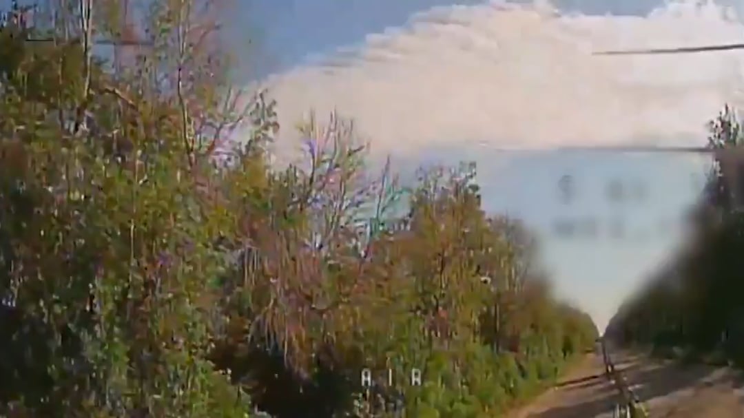 Ukrainian fpv drone expertly flies under a net and through branches to hit a russian hiding in a trench