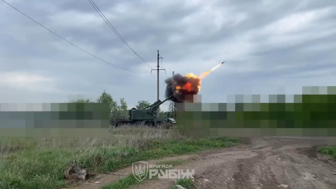 Ukrainian soldiers from the Rubizh brigade (NGU) strike Russian targets with the latest Czech 155-mm self-propelled howitzer "Dita" [Published 20.07.2025]