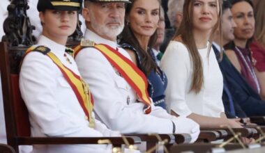 The Spanish Royal Family attend the oath of Allegiance and the presentation of Royal Offices in Marín— The King has awarded the Grand Cross of Naval Merit with white distinction to Princess Leonor