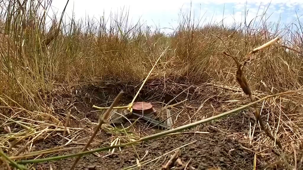 Footage of a Ukrainian sapper team removing a Russian TM-62 antitank mine using the “yoink” method