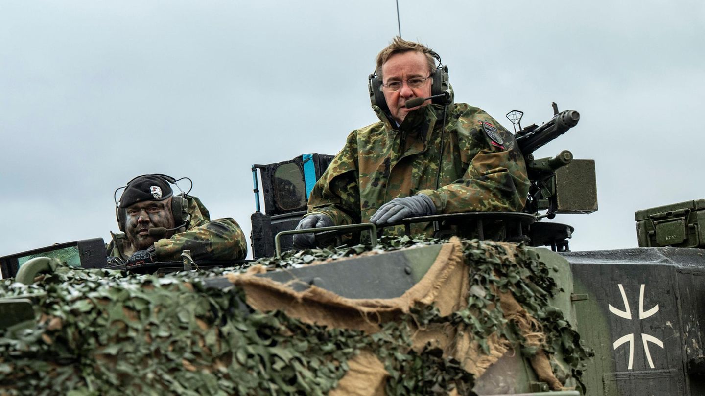 Boris Pistorius auf Panzer Leopard 2A6