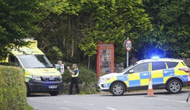 UK police launch manhunt after anti-migrant protest turns violent in Epping