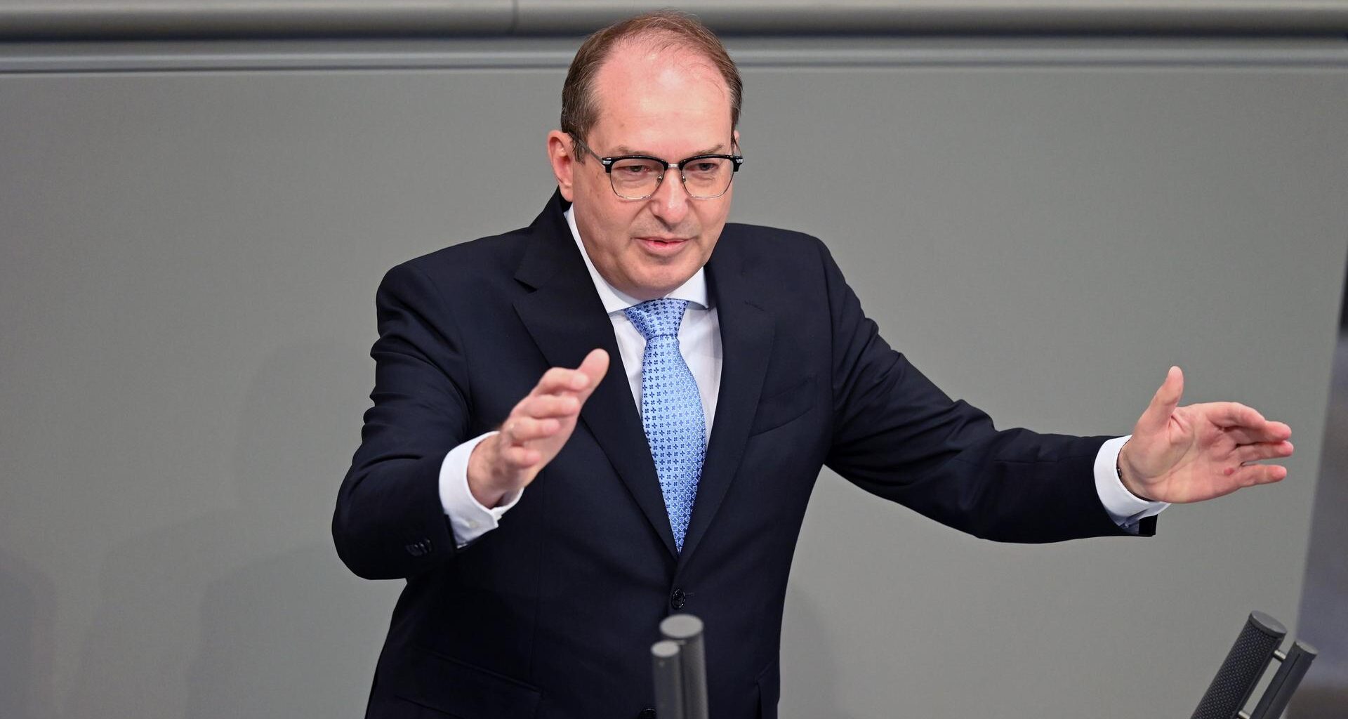 Bundesinnenminister Alexander Dobrindt (CSU) bei einer Rede im Bundestag