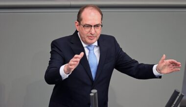 Bundesinnenminister Alexander Dobrindt (CSU) bei einer Rede im Bundestag