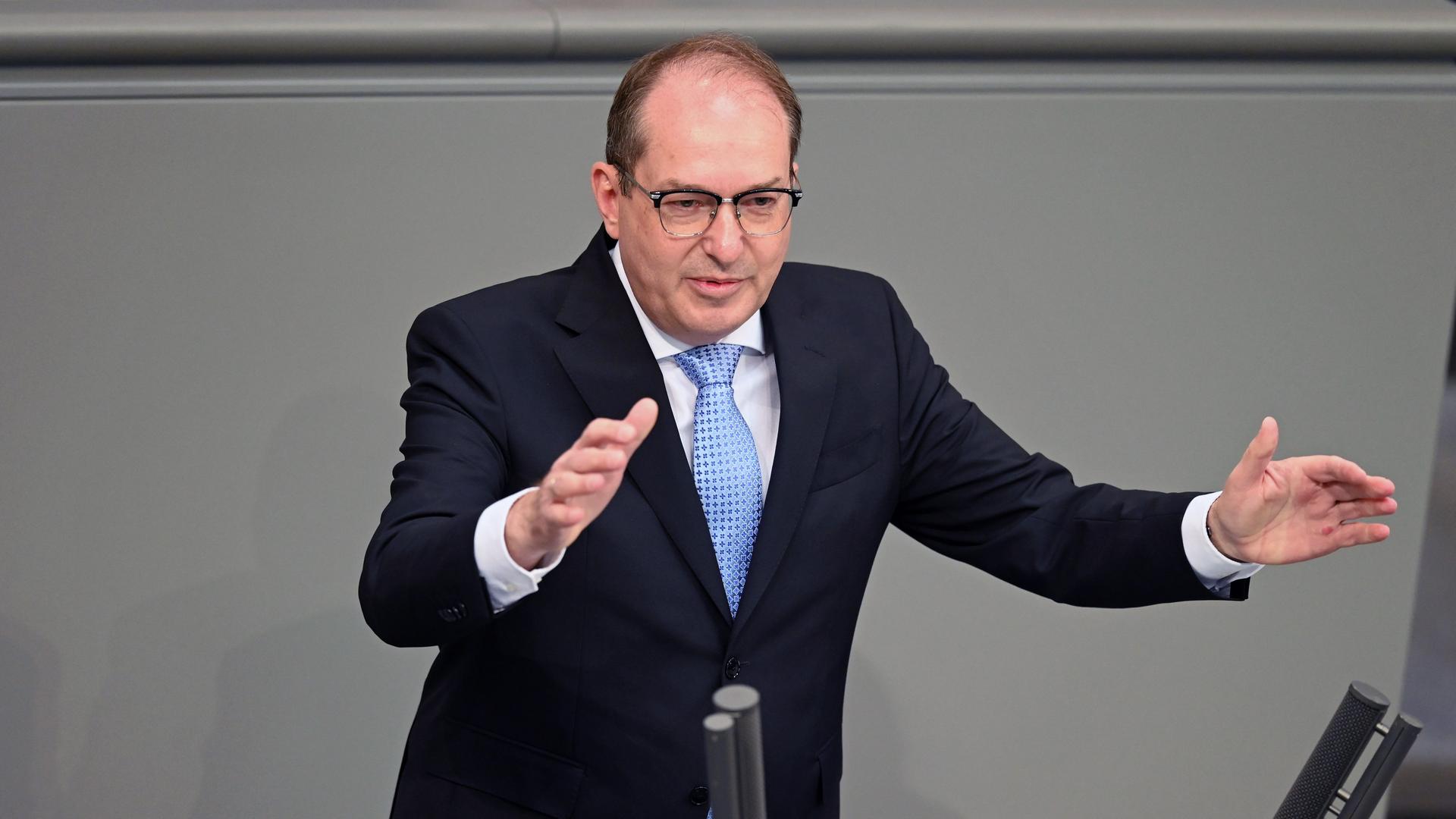 Bundesinnenminister Alexander Dobrindt (CSU) bei einer Rede im Bundestag Bundesinnenminister Alexander Dobrindt (CSU) bei einer Rede im Bundestag