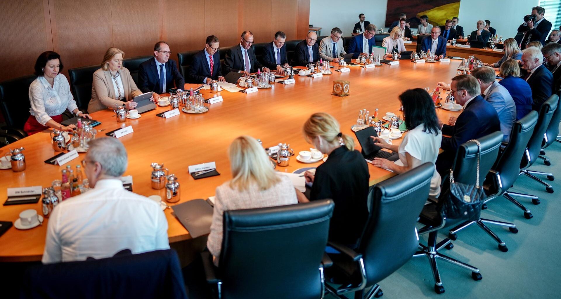 Bundeskanzler Friedrich Merz (CDU, oben M) nimmt an der Sitzung des Bundeskabinetts im Bundeskanzleramt teil.