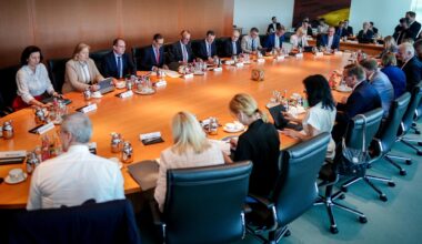 Bundeskanzler Friedrich Merz (CDU, oben M) nimmt an der Sitzung des Bundeskabinetts im Bundeskanzleramt teil.