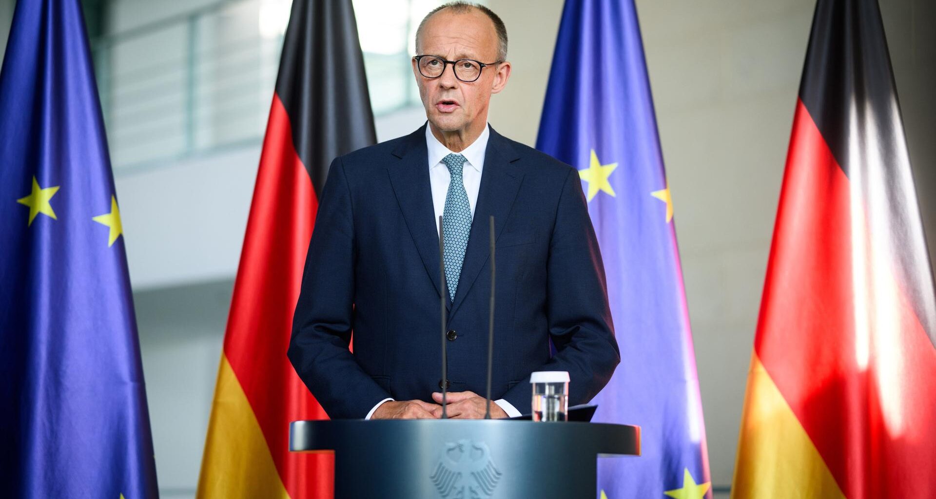 Bundeskanzler Friedrich Merz (CDU) äußert sich bei einer Pressekonferenz nach der Sitzung des Sicherheitskabinetts zu den Konflikten im Nahen Osten im Bundeskanzleramt.