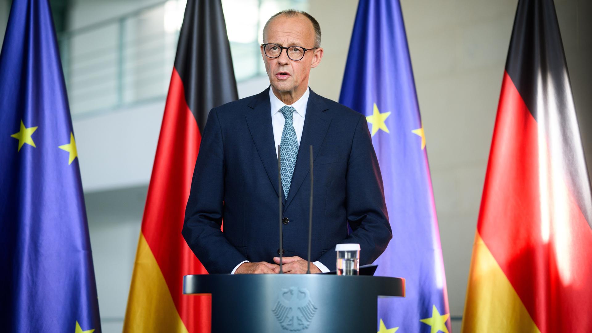 Bundeskanzler Friedrich Merz (CDU) äußert sich bei einer Pressekonferenz nach der Sitzung des Sicherheitskabinetts zu den Konflikten im Nahen Osten im Bundeskanzleramt. 