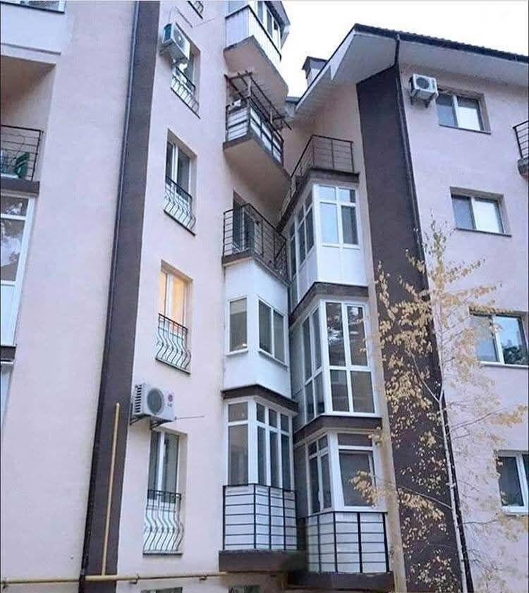 Какво могат да правят съседите през балконите си в тези жилищни кооперации в Манастирски ливади? Дайте идеи за добросъседски взаимоотношения :D