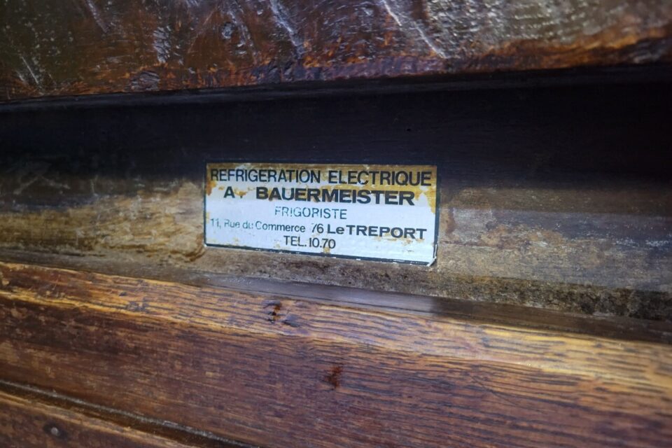 Le lieu accueille des clients depuis des décennies, comme le prouve cette plaque sur le frigo du bar, installé par un frigoriste du Tréport donc le numéro de téléphone ne compte que quatre chiffres.