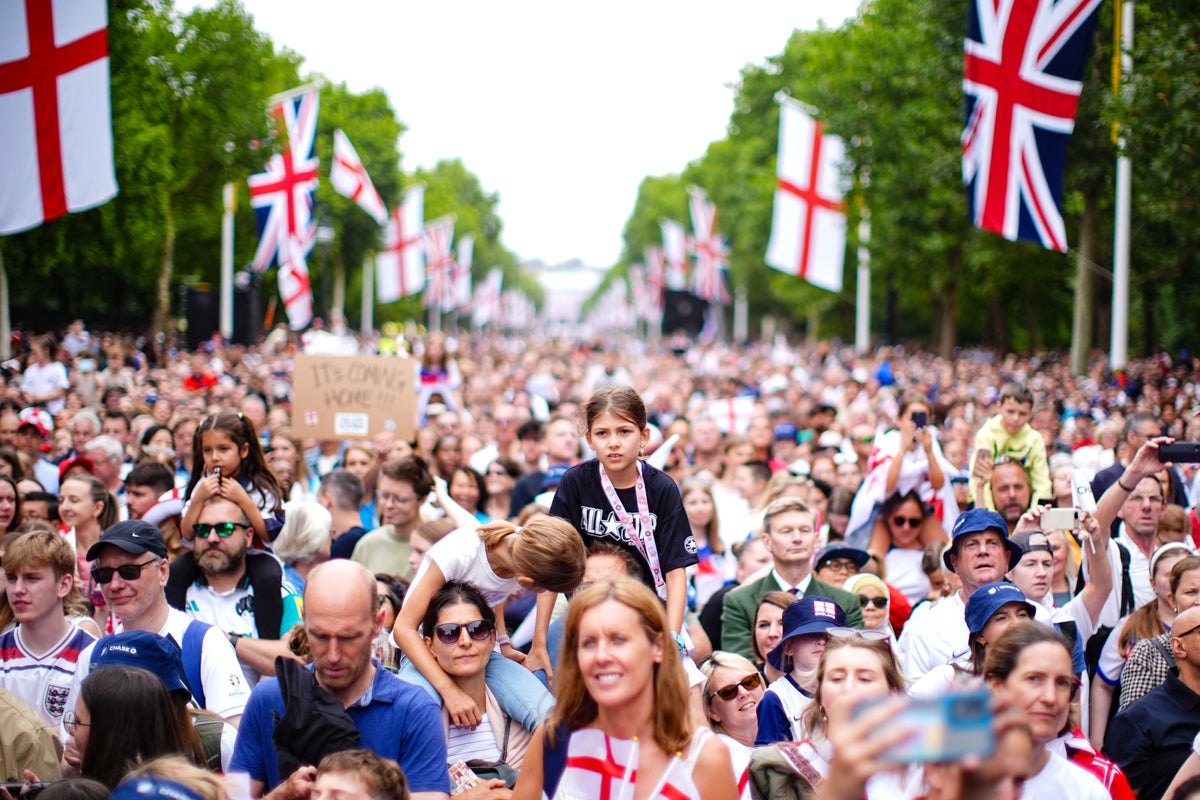 Fans pack out The Mall as victorious Lionesses celebrate Euro 2025 win with open-bus tour in London