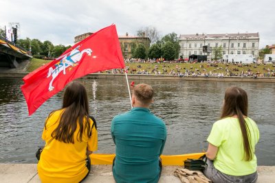 Liepos 6-oji, asociatyvi nuotrauka