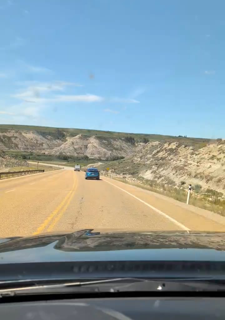 Prāta Vētra dziesma Kanādas Badlands' no drauga. Tik skumji kā mums nav kalnu, vakar pat sagribējās uz Siguldu aizbraukt paņemt kebabu un aliņu.