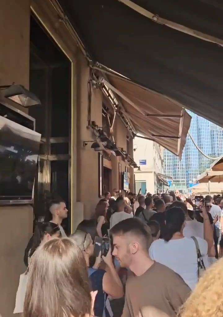 U centru Zagreba ispred “Bulldoga” pjevaju se ustaške pjesme.