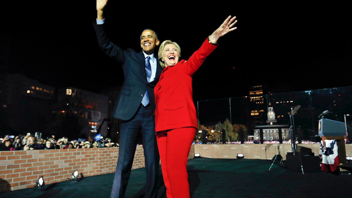 Prezidents Baraks Obama uz skatuves viļņojas ar demokrātu prezidenta kandidātu Hilariju Klintonu mītiņa laikā Neatkarības zālē Filadelfijā, pirmdien, 2016. gada 7. novembrī. (AP Photo/Pablo Martinez Monsivais)