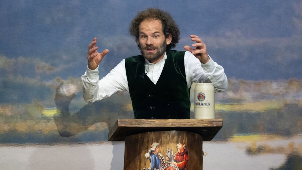 Schafroth bei seiner Rede im März 2025.