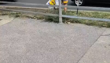 Stariji gospodin demonstrira kako se pravilno prelazi cesta