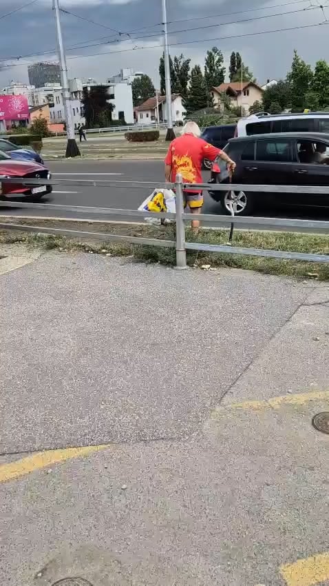 Stariji gospodin demonstrira kako se pravilno prelazi cesta