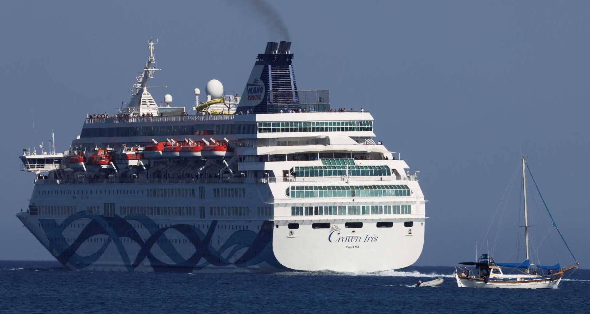 Gaza war protest at Syros forces Israeli cruise ship to turn away to Cyprus