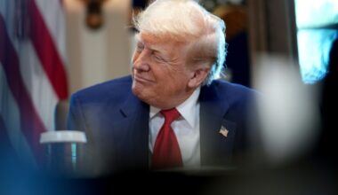 Stocks mostly rise as markets weigh earnings optimism and tariff fears
