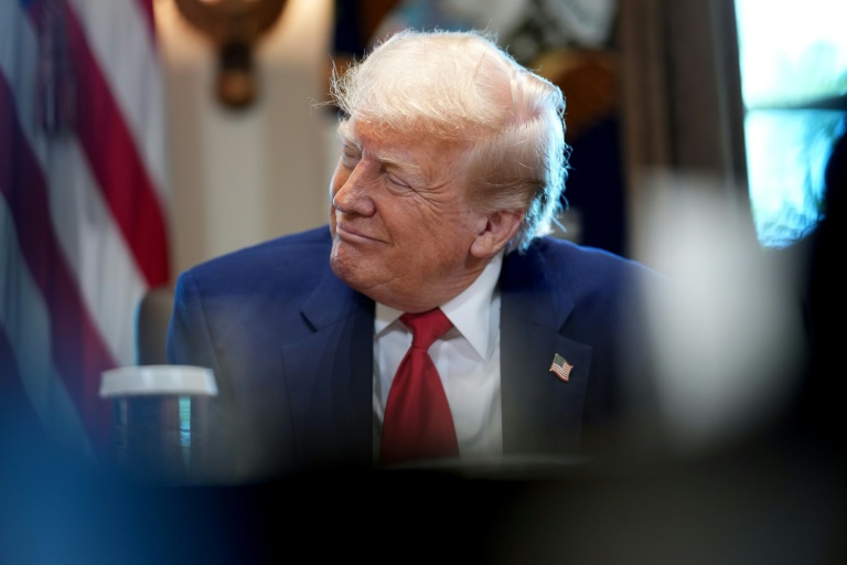 Stocks mostly rise as markets weigh earnings optimism and tariff fears