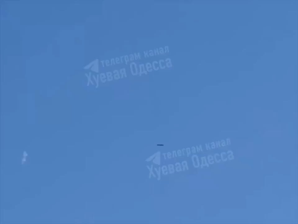 An Iranian / Russian "Shahed" UAV is getting shot down near Odesa.
