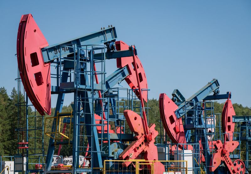 Oil prices little changed as Iraq outages clash with tariff worries