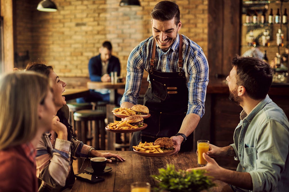 Zwei Drittel der Einwohner gehen mindestens einmal im Monat ins Restaurant. Zwei Drittel der Einwohner gehen mindestens einmal im Monat ins Restaurant.