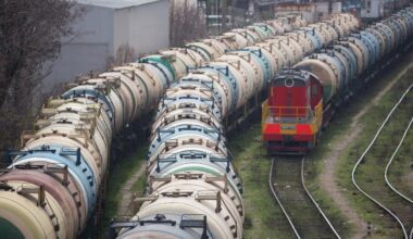 Oil Drops as Tariff Fallout Overshadows Risks to Russian Supply