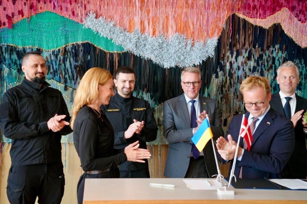Herman Smetanin and Morten Bodskov signing an agreement allowing Ukrainian defense companies to open production facilities in Denmark.
