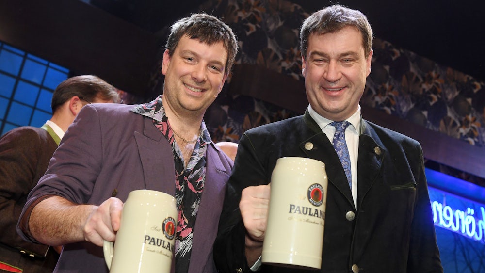 Söder-Double Stephan Zinner (links) nach dem Singspiel des Derbleckens im Jahr 2017 mit Markus Söder.