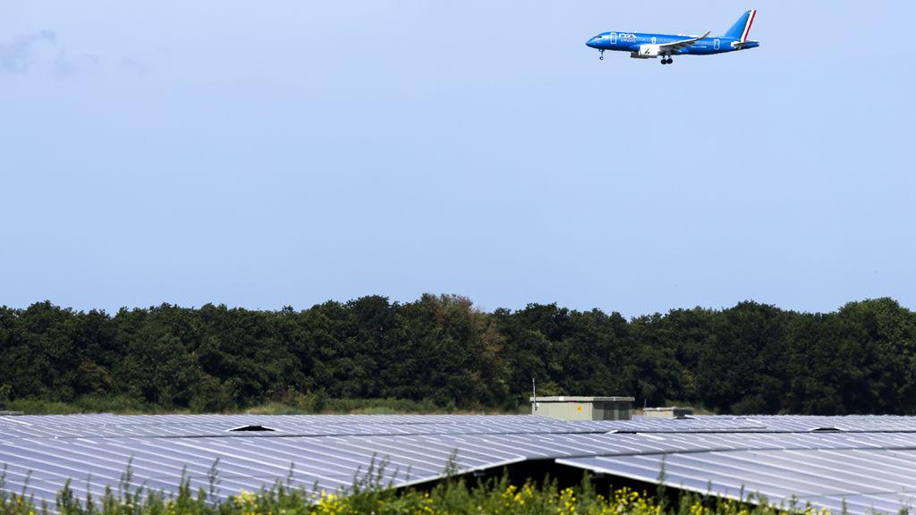 Zonnepark bij Schiphol moet 78.000 panelen weghalen na klachten van piloten