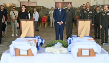 Η Ελλάδα υποδέχθηκε τους ήρωες που έπεσαν υπερασπιζόμενοι την Κύπρο: Εκπληρώνουμε το ιστορικό μας χρέος, λέει ο Δένδιας για τον επαναπατρισμό οστών Ελλήνων οπλιτών