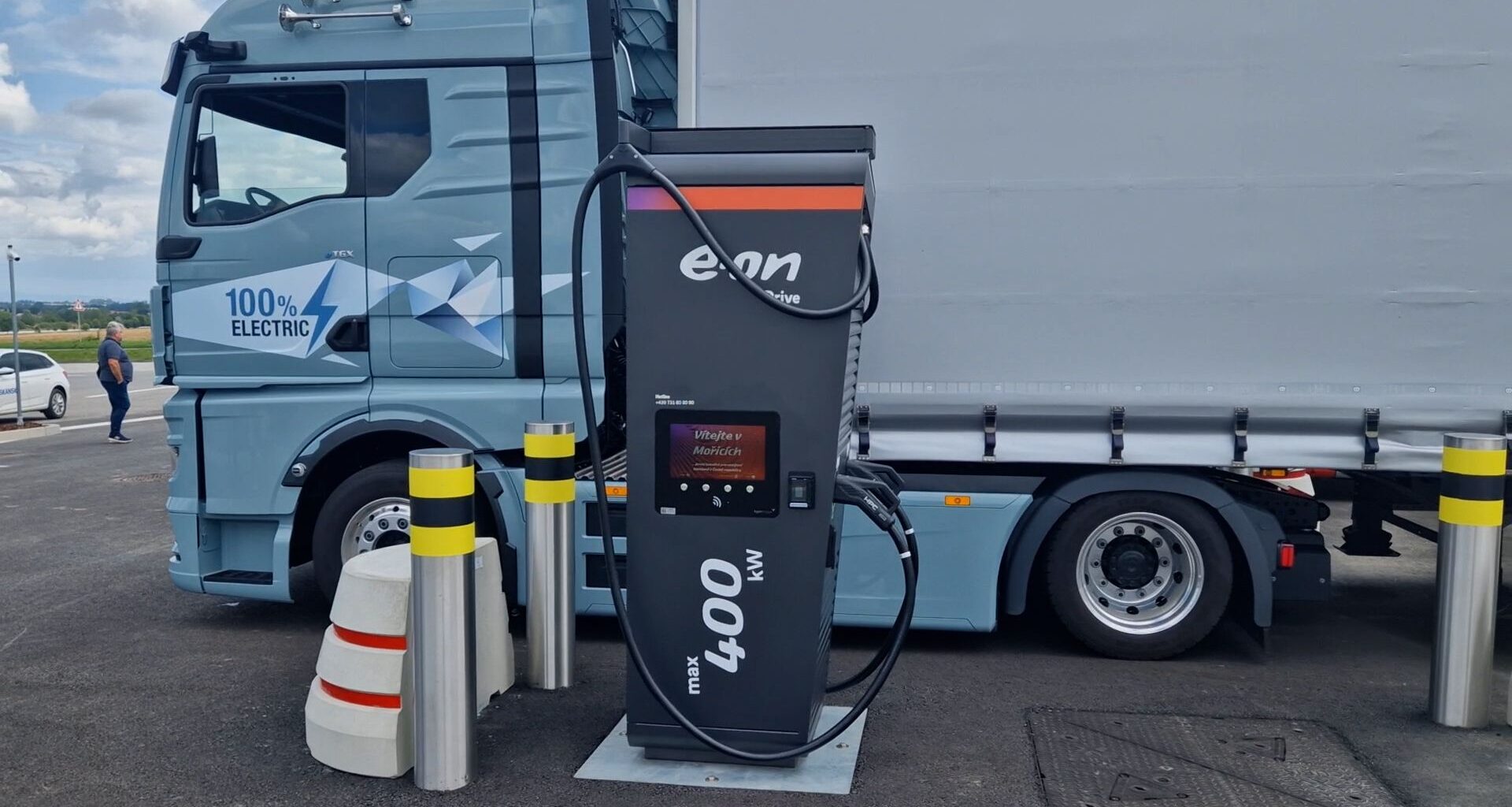 Česko má na D1 svou první dobíjecí stanici pro elektrokamiony