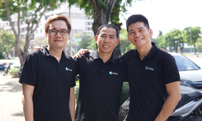 Tran Quang Duc, co-founder and CEO of AI Hay (far left), pictured with the executive team. Photo by VnExpress/Nhut Nam