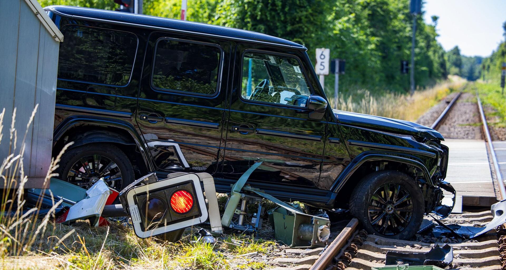 Autofahrer kracht an Bahnstrecke Dieburg-Frankfurt in Schrankenanlage ➤ Hessen am Morgen: Die Nachrichten im Ticker | hessenschau.de