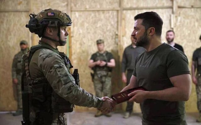 Major Oleh Shyriaiev, a front-line commander recently awarded the title of Hero of Ukraine, has developed a new kind of combat gear: a lightweight, Kevlar-based suit designed to protect infantry soldiers from drone-dropped explosives and shrapnel.