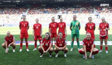 I love this tradition of the men and women both taking chaotic team photos!