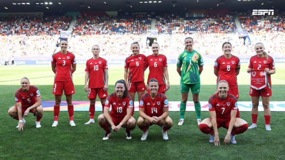 I love this tradition of the men and women both taking chaotic team photos!