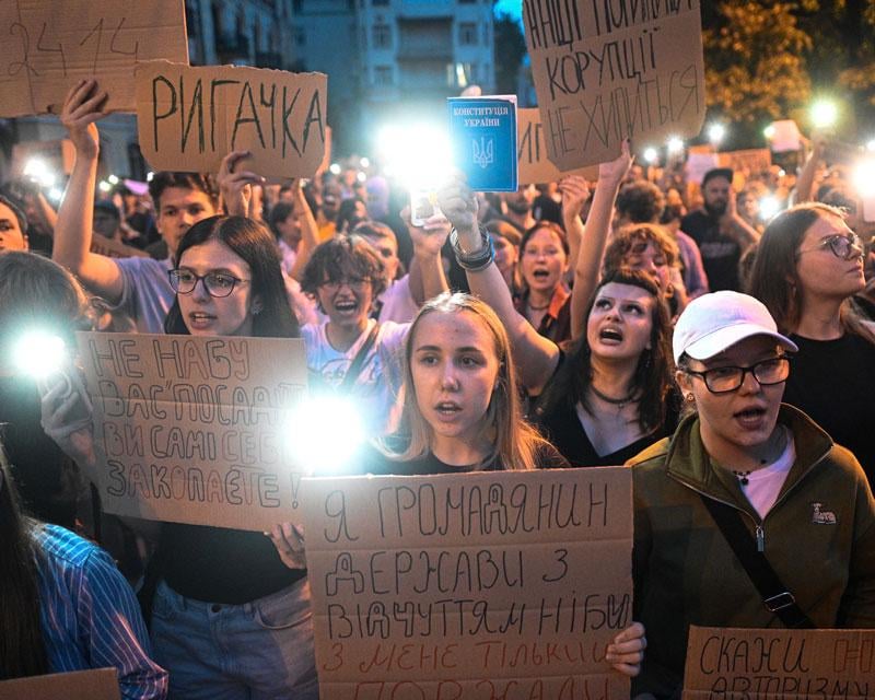 Zelensky Vows to Strengthen Anti-Corruption Bodies’ Independence—A Day After Limiting It. Photos From the Second Day of Protests