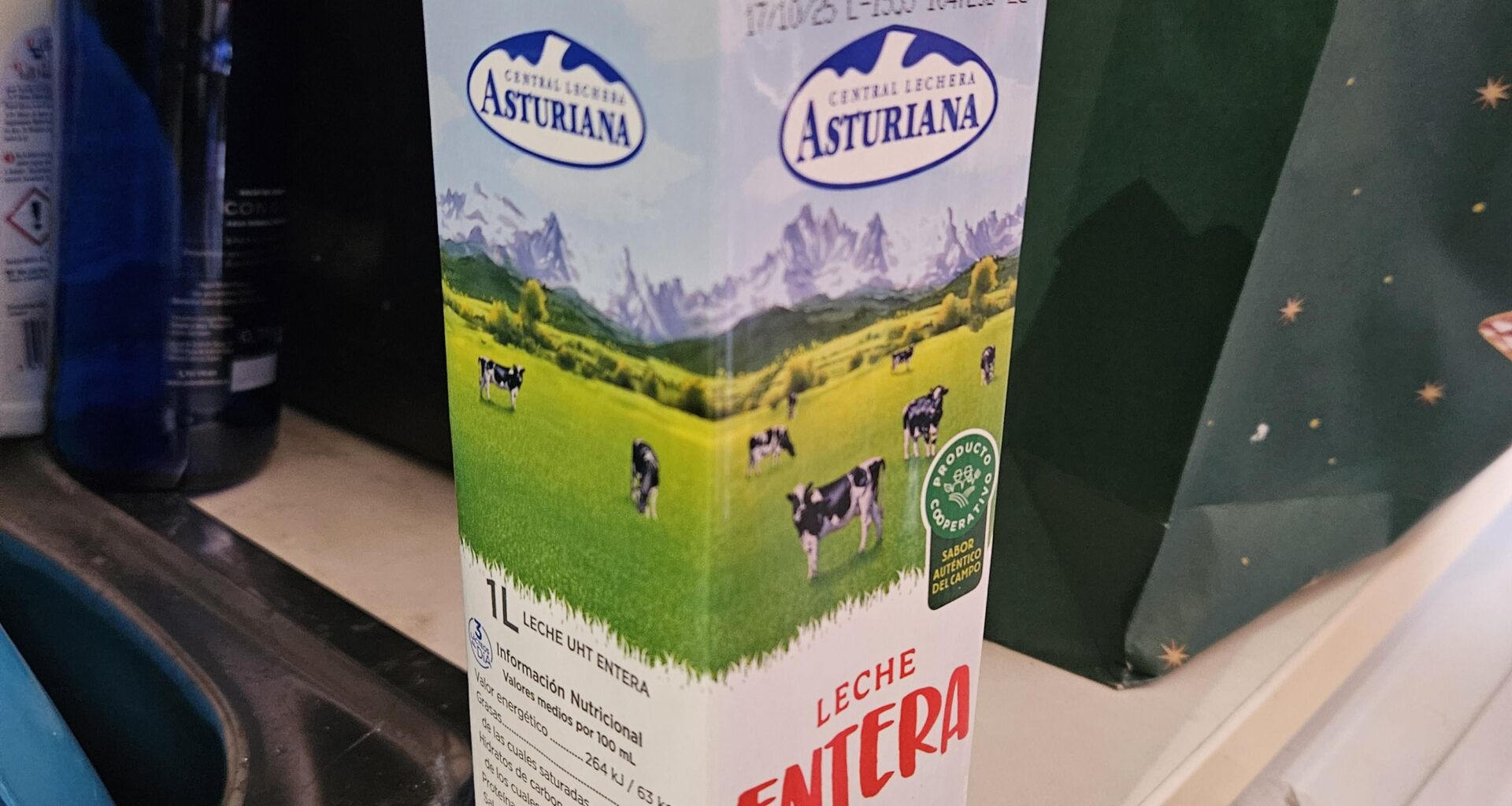 Leche con dos tapones. No sé si es un error. 😳🤔
