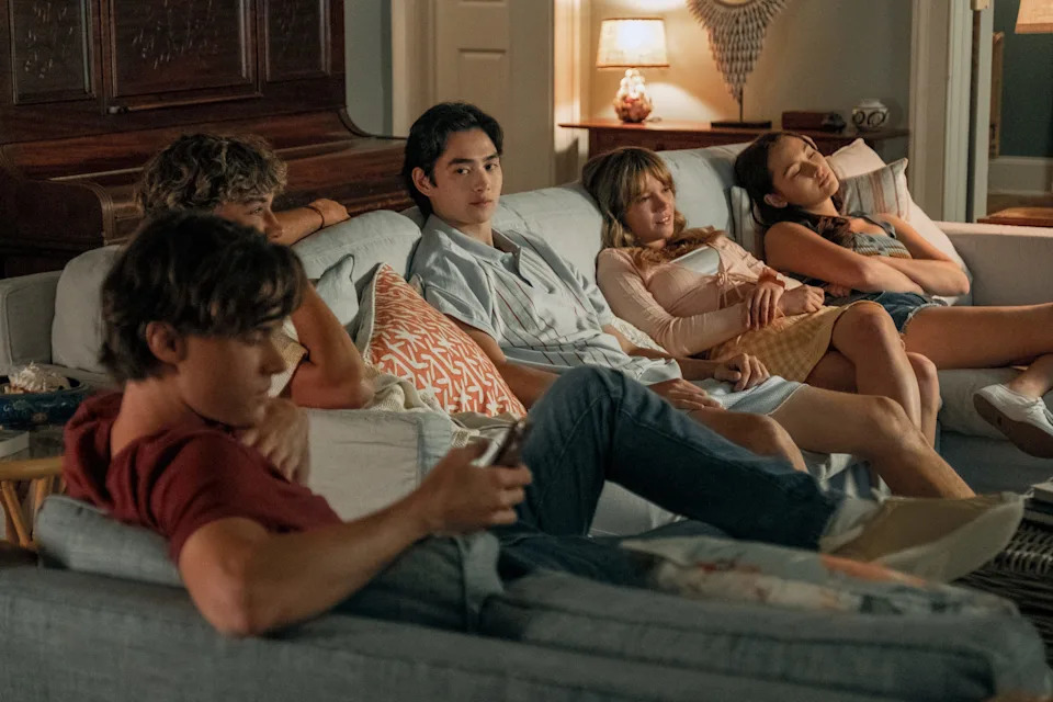 Conrad (Christopher Briney), Jeremiah (Gavin Casalegno), Steven (Sean Kaufman), Taylor (Rain Spencer) and Belly (Lola Tung) hanging out together at the beach house.