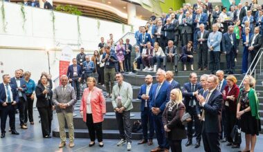 Die Nachricht aus Rheinland-Pfalz, im öffentlichen Dienst keine AfD-Mitglieder mehr einstellen zu wollen, hat mehrere Länder dazu veranlasst, ihre Einstellungsverfahren zu hinterfragen. Aktuell sieht es so aus, als wird erst einmal abgewartet.
