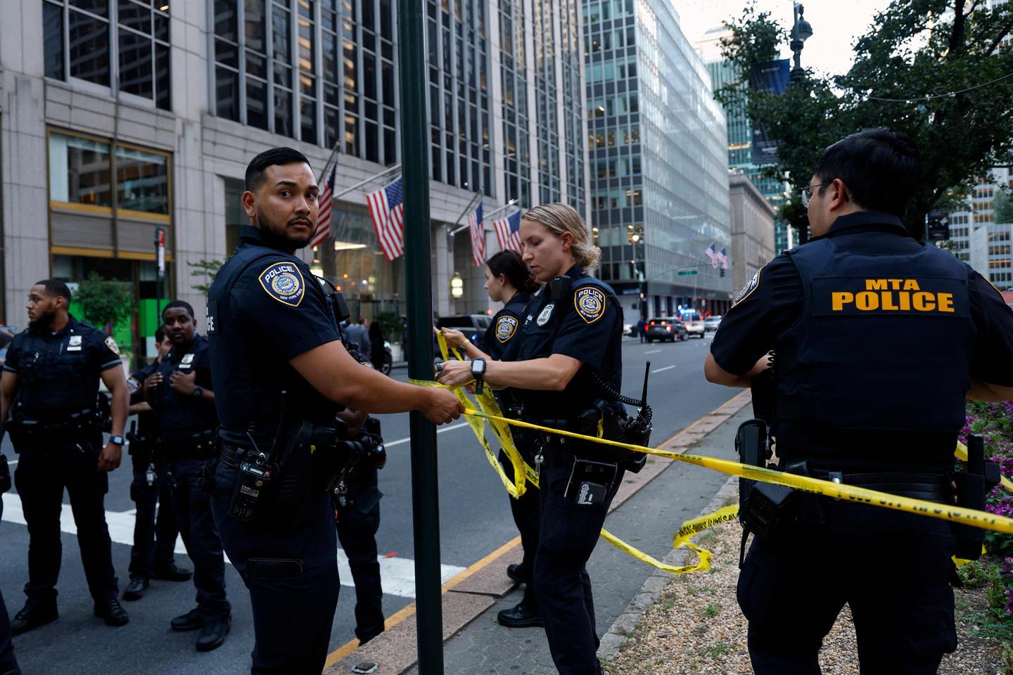 A New York, un homme armé d’un fusil d’assaut tue au moins 4 personnes avant d’être retrouvé mort