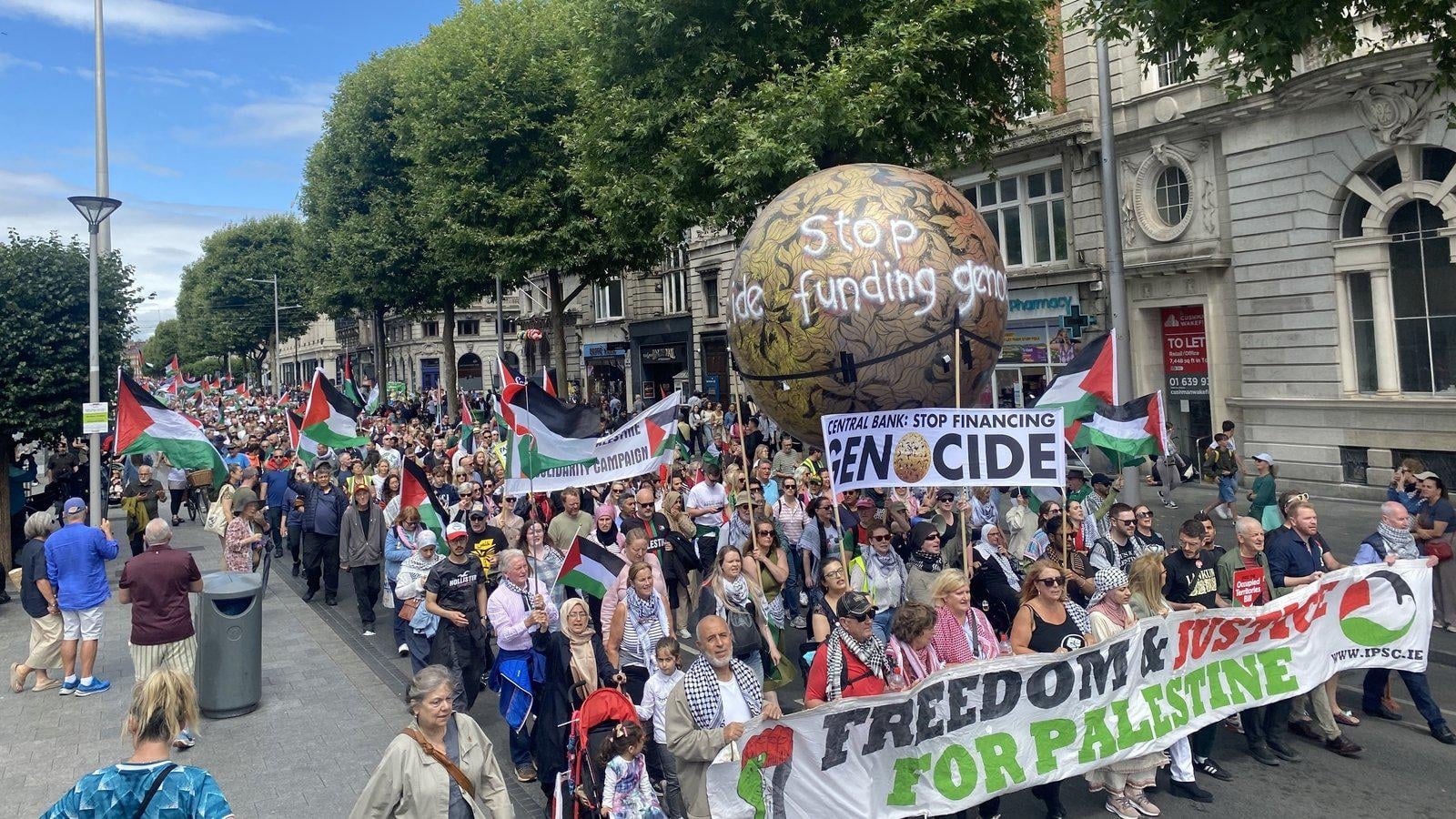 Thousands take part in march for Palestine in Dublin